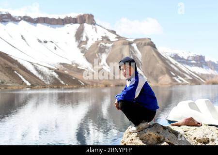 (180329) -- BAMYAN, 29. März 2018 -- A Boy Squats by the Band-e-Amir Lake in Bamyan Province, Afghanistan, 27. März 2018. Der Band-e-Amir wurde 2009 als erster Nationalpark Afghanistans anerkannt. (Zjy) AFGHANISTAN-BAMYAN-NATIONAL PARK-BAND-E-AMIR DaixHe PUBLICATIONxNOTxINxCHN Stockfoto