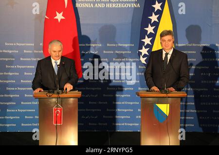 (180329) -- SARAJEVO, 29. März 2018 -- der türkische Premierminister Binali Yildirim (L) und der Vorsitzende des Ministerrats von Bosnien und Herzegowina, Denis Zvizdic, nehmen am 29. März 2018 an einer gemeinsamen Pressekonferenz in Sarajevo (Bosnien und Herzegowina) Teil. Der türkische Premierminister Binali Yildirim sagte hier am Donnerstag, dass sein Land neue Schritte unternimmt, um die wirtschaftliche Zusammenarbeit mit Bosnien und Herzegowina zu verbessern. BOSNIEN UND HERZEGOWINA-SARAJEVO-TÜRKEI-PM-VISIT HARISXMEMIJA PUBLICATIONXNOTXINXCHN Stockfoto