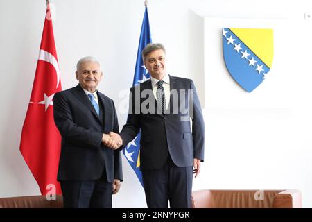 (180329) -- SARAJEVO, 29. März 2018 -- der türkische Premierminister Binali Yildirim (L) schüttelt mit dem Vorsitzenden des Ministerrates von Bosnien und Herzegowina, Denis Zvizdic, während ihres Treffens in Sarajevo, Bosnien und Herzegowina, am 29. März 2018 die Hand. Der türkische Premierminister Binali Yildirim sagte hier am Donnerstag, dass sein Land neue Schritte unternimmt, um die wirtschaftliche Zusammenarbeit mit Bosnien und Herzegowina zu verbessern. BOSNIEN UND HERZEGOWINA-SARAJEVO-TÜRKEI-PM-VISIT HARISXMEMIJA PUBLICATIONXNOTXINXCHN Stockfoto