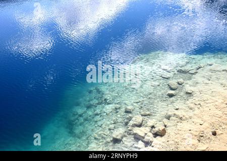 (180329) -- BAMYAN, 29. März 2018 -- Foto aufgenommen am 27. März 2018 zeigt den See Band-e-Amir in der Provinz Bamyan, Afghanistan. Der Band-e-Amir wurde 2009 als erster Nationalpark Afghanistans anerkannt. (Zjy) AFGHANISTAN-BAMYAN-NATIONAL PARK-BAND-E-AMIR DaixHe PUBLICATIONxNOTxINxCHN Stockfoto