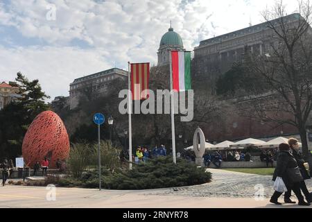 (180330) -- BUDAPEST, 30. März 2018 -- Ein bemaltes Riesenei aus Holzlatten ist im Rahmen der Osterfeierlichkeiten in Budapest, Ungarn, am 30. März 2018 zu sehen. ) UNGARN-BUDAPEST-OSTERFEIER AttilaxVolgyi PUBLICATIONxNOTxINxCHN Stockfoto