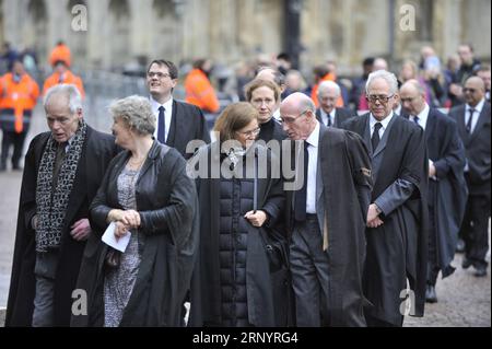 (180331) -- CAMBRIDGE, 31. März 2018 -- Universitätsprofessoren kommen am 31. März 2018 zur privaten Beerdigung des britischen Physikers Stephen Hawking in der Great St Mary s Church in Cambridge, Großbritannien. Die Beerdigung von Professor Stephen Hawking fand am Samstag in einer Kirche in der Nähe des Cambridge University College statt, wo er mehr als ein halbes Jahrhundert lang Fellow war. BRITAIN-CAMBRIDGE-STEPHEN HAWKING-FUNERAL StephenxChung PUBLICATIONxNOTxINxCHN Stockfoto