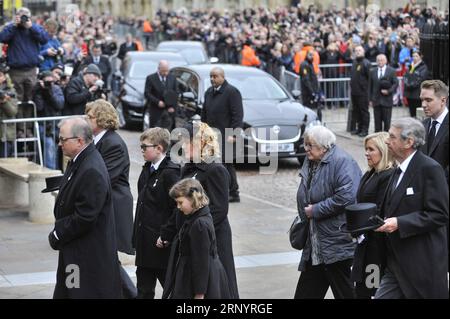 (180331) -- CAMBRIDGE, 31. März 2018 -- Familienmitglieder und Freunde besuchen die private Beerdigung des britischen Physikers Stephen Hawking in der Great St Mary s Church in Cambridge, Großbritannien, am 31. März 2018. Die Beerdigung von Professor Stephen Hawking fand am Samstag in einer Kirche in der Nähe des Cambridge University College statt, wo er mehr als ein halbes Jahrhundert lang Fellow war. BRITAIN-CAMBRIDGE-STEPHEN HAWKING-FUNERAL StephenxChung PUBLICATIONxNOTxINxCHN Stockfoto