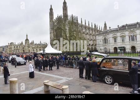 (180331) -- CAMBRIDGE, 31. März 2018 -- der Sarg des britischen Physikers Stephen Hawking kommt am 31. März 2018 in der Great St Mary s Church in Cambridge an. Die Beerdigung von Professor Stephen Hawking fand am Samstag in einer Kirche in der Nähe des Cambridge University College statt, wo er mehr als ein halbes Jahrhundert lang Fellow war. BRITAIN-CAMBRIDGE-STEPHEN HAWKING-FUNERAL StephenxChung PUBLICATIONxNOTxINxCHN Stockfoto