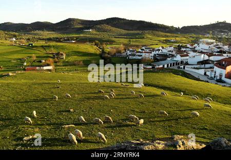 (180401) -- ANDALUSIEN, 1. April 2018 -- Foto aufgenommen am 31. März 2018 zeigt eine Schafherde in Cazalla de la Sierra, Andalusien, Spanien. Jeder genießt sein Leben im Freien, während der Frühling in Cazalla de la Sierra, einer kleinen, schönen spanischen Stadt, kommt. ) (swt) SPANIEN-ANDALUSIEN-CAZALLA DE LA SIERRA-DAILY LIFE GuoxQiuda PUBLICATIONxNOTxINxCHN Stockfoto