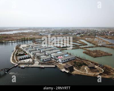 (180401) -- XIONGAN NEW AREA, 1. April 2018 -- dieses Luftbild vom 29. März 2018 zeigt die Wangyuedao-Insel im Baiyangdian-See in Xiongan New Area, nordchinesische Provinz Hebei. Xiongan New Area, gegründet am 1. April 2017, ist eine neue Wirtschaftszone etwa 100 Kilometer südwestlich von Peking. Es ist das dritte neue Gebiet von nationaler Bedeutung nach der Shenzhen Special Economic Zone und dem Shanghai Pudong New Area. China will es als eine kohlenstoffarme, intelligente, lebenswerte und global einflussreiche Stadt errichten, in der Menschen und Natur in Harmonie leben. ) (LMM) CHINA-XIONGAN NEW AREA-ANNIV Stockfoto