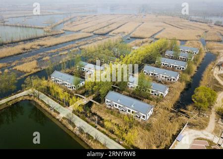 (180401) -- XIONGAN NEW AREA, 1. April 2018 -- dieses Luftbild, das am 31. März 2018 aufgenommen wurde, zeigt Wohnhäuser am Wasser im Anxin County, das Teil des Xiongan New Area ist, der nordchinesischen Provinz Hebei. Xiongan New Area, gegründet am 1. April 2017, ist eine neue Wirtschaftszone etwa 100 Kilometer südwestlich von Peking. Es ist das dritte neue Gebiet von nationaler Bedeutung nach der Shenzhen Special Economic Zone und dem Shanghai Pudong New Area. China will es als eine kohlenstoffarme, intelligente, lebenswerte und global einflussreiche Stadt errichten, in der Menschen und Natur in Harmonie leben. ) (LMM) CHINA-XIONGAN NEW AREA Stockfoto