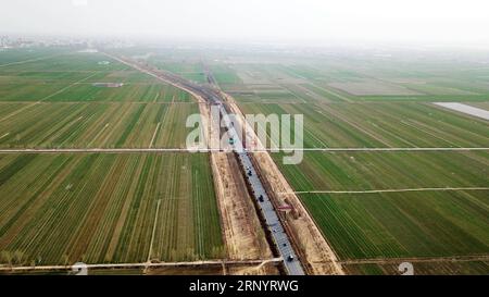 (180401) -- XIONGAN NEW AREA, 1. April 2018 -- dieses Luftbild, das am 29. März 2018 aufgenommen wurde, zeigt ein Weizenfeld in der Dawang Township von Anxin County, das Teil der Xiongan New Area ist, der nordchinesischen Provinz Hebei. Xiongan New Area, gegründet am 1. April 2017, ist eine neue Wirtschaftszone etwa 100 Kilometer südwestlich von Peking. Es ist das dritte neue Gebiet von nationaler Bedeutung nach der Shenzhen Special Economic Zone und dem Shanghai Pudong New Area. China will es als eine kohlenstoffarme, intelligente, lebenswerte und global einflussreiche Stadt errichten, in der Menschen und Natur in Harmonie leben. ) (lmm) CHINA-XION Stockfoto