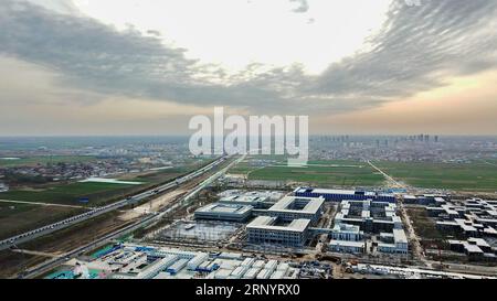 (180401) -- XIONGAN NEW AREA, 1. April 2018 -- dieses Luftbild vom 29. März 2018 zeigt die Baustelle des Xiongan Public Services Center in Xiongan New Area, nordchinesische Provinz Hebei. Xiongan New Area, gegründet am 1. April 2017, ist eine neue Wirtschaftszone etwa 100 Kilometer südwestlich von Peking. Es ist das dritte neue Gebiet von nationaler Bedeutung nach der Shenzhen Special Economic Zone und dem Shanghai Pudong New Area. China will es als eine kohlenstoffarme, intelligente, lebenswerte und global einflussreiche Stadt errichten, in der Menschen und Natur in Harmonie leben. ) (LMM) CHINA-XIONGAN NEU Stockfoto