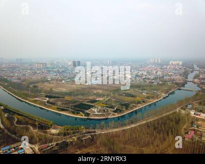 (180401) -- XIONGAN NEW AREA, 1. April 2018 -- dieses Luftbild, das am 30. März 2018 aufgenommen wurde, zeigt den Daqing River und seine Umgebung im Xiongxian County, das Teil des Xiongan New Area ist, der nordchinesischen Provinz Hebei. Xiongan New Area, gegründet am 1. April 2017, ist eine neue Wirtschaftszone etwa 100 Kilometer südwestlich von Peking. Es ist das dritte neue Gebiet von nationaler Bedeutung nach der Shenzhen Special Economic Zone und dem Shanghai Pudong New Area. China will es als eine kohlenstoffarme, intelligente, lebenswerte und global einflussreiche Stadt errichten, in der Menschen und Natur in Harmonie leben. ) (lmm) C Stockfoto