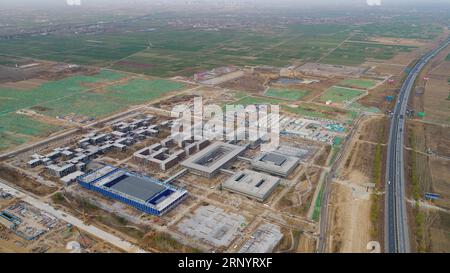 (180401) -- XIONGAN NEW AREA, 1. April 2018 -- dieses Luftbild vom 29. März 2018 zeigt die Baustelle des Xiongan Public Services Center in Xiongan New Area, nordchinesische Provinz Hebei. Xiongan New Area, gegründet am 1. April 2017, ist eine neue Wirtschaftszone etwa 100 Kilometer südwestlich von Peking. Es ist das dritte neue Gebiet von nationaler Bedeutung nach der Shenzhen Special Economic Zone und dem Shanghai Pudong New Area. China will es als eine kohlenstoffarme, intelligente, lebenswerte und global einflussreiche Stadt errichten, in der Menschen und Natur in Harmonie leben. ) (LMM) CHINA-XIONGAN NEU Stockfoto