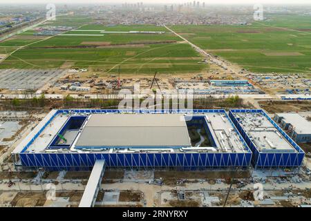 (180401) -- XIONGAN NEW AREA, 1. April 2018 -- dieses Luftbild vom 29. März 2018 zeigt die Baustelle des Xiongan Public Services Center in Xiongan New Area, nordchinesische Provinz Hebei. Xiongan New Area, gegründet am 1. April 2017, ist eine neue Wirtschaftszone etwa 100 Kilometer südwestlich von Peking. Es ist das dritte neue Gebiet von nationaler Bedeutung nach der Shenzhen Special Economic Zone und dem Shanghai Pudong New Area. China will es als eine kohlenstoffarme, intelligente, lebenswerte und global einflussreiche Stadt errichten, in der Menschen und Natur in Harmonie leben. ) (LMM) CHINA-XIONGAN NEU Stockfoto