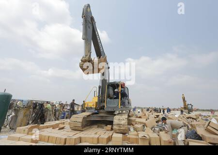 (180403) -- PHNOM PENH, 3. April 2018 -- ein Bagger zerquetscht am 3. April 2018 in Phnom Penh, Kambodscha, die Schachteln mit gefälschten Kosmetika. Die kambodschanischen Behörden haben am Dienstag mehr als 60 Tonnen gefälschter Kosmetika vernichtet, die in den letzten Monaten konfisziert wurden. (yk) KAMBODSCHA-PHNOM PENH-COUNTERFEIT COSMETICS-DESTRUCTION Phearum PUBLICATIONxNOTxINxCHN Stockfoto