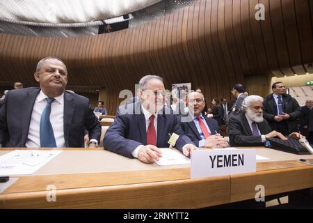 (180403) -- GENF, 3. April 2018 -- der jemenitische Außenminister Abdul-Malik Mekhlafi (2. L) nimmt am 3. April 2018 am Palais des Nations in Genf (Schweiz) an der Hochrangigen Zusage-Veranstaltung für die humanitäre Krise im Jemen Teil. UN-Generalsekretär Antonio Guterres lobte am Dienstag internationale Zusagen von mehr als 2 Milliarden US-Dollar im Jahr 2018 für die dreijährige Krise im Jemen. ) SCHWEIZ-GENF-UN-JEMEN-SPENDE XuxJinquan PUBLICATIONxNOTxINxCHN Stockfoto