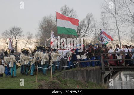 (180404) -- TAPIOBICSKE (UNGARN), 4. April 2018 -- am 4. April 2018 stellen die Menschen eine historische Schlacht in Tapiobicske, Ungarn, vor. Die Schlacht von Tapiobicske fand am 4. April 1849 zwischen der ungarischen Armee und dem österreichischen Reich während des Unabhängigkeitskrieges statt. UNGARN-TAPIOBICSKE-HISTORISCHE BATTLE-RE-ENACTMENT ATTILAXVOLGYI PUBLICATIONXNOTXINXCHN Stockfoto