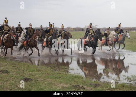 (180404) -- TAPIOBICSKE (UNGARN), 4. April 2018 -- am 4. April 2018 stellen die Menschen eine historische Schlacht in Tapiobicske, Ungarn, vor. Die Schlacht von Tapiobicske fand am 4. April 1849 zwischen der ungarischen Armee und dem österreichischen Reich während des Unabhängigkeitskrieges statt. UNGARN-TAPIOBICSKE-HISTORISCHE BATTLE-RE-ENACTMENT ATTILAXVOLGYI PUBLICATIONXNOTXINXCHN Stockfoto