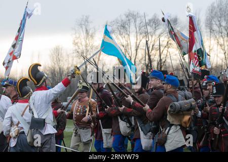 (180404) -- TAPIOBICSKE (UNGARN), 4. April 2018 -- am 4. April 2018 stellen die Menschen eine historische Schlacht in Tapiobicske, Ungarn, vor. Die Schlacht von Tapiobicske fand am 4. April 1849 zwischen der ungarischen Armee und dem österreichischen Reich während des Unabhängigkeitskrieges statt. UNGARN-TAPIOBICSKE-HISTORISCHE BATTLE-RE-ENACTMENT ATTILAXVOLGYI PUBLICATIONXNOTXINXCHN Stockfoto