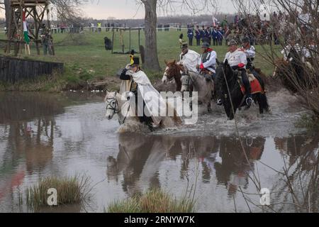 (180404) -- TAPIOBICSKE (UNGARN), 4. April 2018 -- am 4. April 2018 stellen die Menschen eine historische Schlacht in Tapiobicske, Ungarn, vor. Die Schlacht von Tapiobicske fand am 4. April 1849 zwischen der ungarischen Armee und dem österreichischen Reich während des Unabhängigkeitskrieges statt. UNGARN-TAPIOBICSKE-HISTORISCHE BATTLE-RE-ENACTMENT ATTILAXVOLGYI PUBLICATIONXNOTXINXCHN Stockfoto