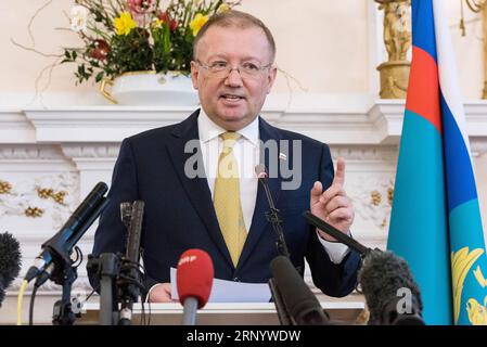 (180405) -- LONDON, 5. April 2018 -- der russische Botschafter im Vereinigten Königreich Alexander Jakovenko spricht am 5. April 2018 auf einer Pressekonferenz in der Residenz des russischen Botschafters in London, Großbritannien. Der russische Botschafter im Vereinigten Königreich, Alexander Jakovenko, behauptete am Donnerstag, dass die internationale Gemeinschaft nicht bereit sei, sich mit dem Vereinigten Königreich und den Vereinigten Staaten wegen der Vergiftung von Sergej Skripal zu verbinden, nachdem Russlands Vorschlag für eine gemeinsame Untersuchung des Falls bei A abgelehnt worden sei Sitzung der Organisation für das Verbot chemischer Waffen (OVCW) am Mittwoch. BRITISCH-LONDON-RUSSISCHER BOTSCHAFTER-P Stockfoto