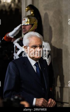 (180405) -- ROM, 5. April 2018 -- der italienische Präsident Sergio Mattarella (Front) kommt nach den Konsultationen im Quirinalpalast in Rom, der Hauptstadt Italiens, am 5. April 2018 zu den Medien. In der ersten Runde der Gespräche über die Regierungsbildung konnte keine durchführbare Mehrheit erzielt werden, sagte der italienische Präsident Sergio Mattarella am Donnerstag in einer Live-Erklärung. ITALIEN-ROM-REGIERUNGSBILDUNG GESPRÄCHE SCHEITERN JINXYU PUBLICATIONXNOTXINXCHN Stockfoto