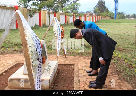 (180405) -- KAMPALA, 5. April 2018 -- Chu Maoming (Front), die Anklage für Angelegenheiten der chinesischen Botschaft in Uganda, und Rosemary Seninde, ugandischer Staatsminister für Grundschulbildung, verbeugen sich bei einer Trauerzeremonie in Kampala, der Hauptstadt Ugandas, am 5. April 2018. Uganda und Chinesen versammelten sich hier am Donnerstag, dem chinesischen Qingming-Festival oder dem Tomb Sweeping Day, um die chinesischen Experten zu betrauern, die während des Baus des Mandela-Nationalstadions starben, einer Ikone in den über 50 Jahren diplomatischer Beziehungen zwischen Uganda und China. ) UGANDA-KAMPALA-QINGMING FESTIVAL-TRAUER ZHANGXGAIPING Stockfoto