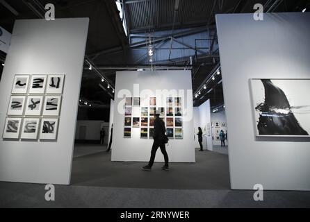 (180405) -- NEW YORK, 5. April 2018 -- Besucher schauen sich die Fotografien der AIPAD (Association of International Photography Art Dealers), der Photography Show in New York, USA, am 5. April 2018 an. Die 38. Auflage der Photography Show findet vom 5. Bis 8. April statt. Rund 100 der weltweit führenden Kunstfotografen-Galerien präsentieren eine Reihe von Arbeiten in Museumsqualität, darunter zeitgenössische, moderne und Fotografien des 19. Jahrhunderts sowie fotobasierte Kunst, Video und neue Medien. ) U.S.-NEW YORK-AIPAD-DIE FOTOSHOW WANGXYING PUBLICATIONXNOTXINXCHN Stockfoto