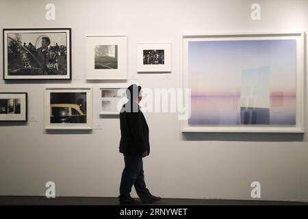 (180405) -- NEW YORK, 5. April 2018 -- Ein Besucher schaut sich die Fotografien der AIPAD (Association of International Photography Art Dealers), der Photography Show in New York, USA, am 5. April 2018 an. Die 38. Auflage der Photography Show findet vom 5. Bis 8. April statt. Rund 100 der weltweit führenden Kunstfotografen-Galerien präsentieren eine Reihe von Arbeiten in Museumsqualität, darunter zeitgenössische, moderne und Fotografien des 19. Jahrhunderts sowie fotobasierte Kunst, Video und neue Medien. ) U.S.-NEW YORK-AIPAD-DIE FOTOSHOW WANGXYING PUBLICATIONXNOTXINXCHN Stockfoto