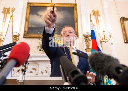 (180405) -- LONDON, 5. April 2018 -- der russische Botschafter im Vereinigten Königreich Alexander Jakovenko spricht am 5. April 2018 auf einer Pressekonferenz in der Residenz des russischen Botschafters in London, Großbritannien. Der russische Botschafter im Vereinigten Königreich, Alexander Jakovenko, behauptete am Donnerstag, dass die internationale Gemeinschaft nicht bereit sei, sich mit dem Vereinigten Königreich und den Vereinigten Staaten wegen der Vergiftung von Sergej Skripal zu verbinden, nachdem Russlands Vorschlag für eine gemeinsame Untersuchung des Falls bei A abgelehnt worden sei Sitzung der Organisation für das Verbot chemischer Waffen (OVCW) am Mittwoch. BRITISCH-LONDON-RUSSISCHER BOTSCHAFTER-P Stockfoto