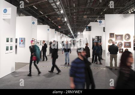 (180405) -- NEW YORK, 5. April 2018 -- Besucher schauen sich die Fotografien der AIPAD (Association of International Photography Art Dealers), der Photography Show in New York, USA, am 5. April 2018 an. Die 38. Auflage der Photography Show findet vom 5. Bis 8. April statt. Rund 100 der weltweit führenden Kunstfotografen-Galerien präsentieren eine Reihe von Arbeiten in Museumsqualität, darunter zeitgenössische, moderne und Fotografien des 19. Jahrhunderts sowie fotobasierte Kunst, Video und neue Medien. ) U.S.-NEW YORK-AIPAD-DIE FOTOSHOW WANGXYING PUBLICATIONXNOTXINXCHN Stockfoto