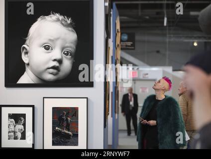 (180405) -- NEW YORK, 5. April 2018 -- Besucher schauen sich die Fotografien der Sonderausstellung Forever Young an, die AIPAD (Association of International Photography Art Dealers) auf der Photography Show in New York, USA, am 5. April 2018 zeigt. Die 38. Auflage der Photography Show findet vom 5. Bis 8. April statt. Rund 100 der weltweit führenden Kunstfotografen-Galerien präsentieren eine Reihe von Arbeiten in Museumsqualität, darunter zeitgenössische, moderne und Fotografien des 19. Jahrhunderts sowie fotobasierte Kunst, Video und neue Medien. ) U.S.-NEW YORK-AIPAD-DIE FOTOSHOW WANGXYING PUBLIC Stockfoto