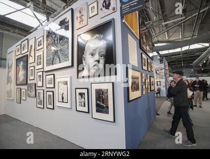 (180405) -- NEW YORK, 5. April 2018 -- Besucher schauen sich die Fotografien der Sonderausstellung Forever Young an, die AIPAD (Association of International Photography Art Dealers) auf der Photography Show in New York, USA, am 5. April 2018 zeigt. Die 38. Auflage der Photography Show findet vom 5. Bis 8. April statt. Rund 100 der weltweit führenden Kunstfotografen-Galerien präsentieren eine Reihe von Arbeiten in Museumsqualität, darunter zeitgenössische, moderne und Fotografien des 19. Jahrhunderts sowie fotobasierte Kunst, Video und neue Medien. ) U.S.-NEW YORK-AIPAD-DIE FOTOSHOW WANGXYING PUBLIC Stockfoto