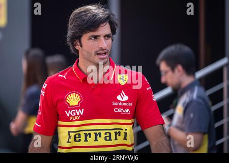 Milano, Italien. September 2023. Der spanische Fahrer Carlos Sainz von Scuderia Ferrari ist während des Großen Preises von Italien im Autodromo Nazionale Monza im Fahrerlager zu sehen. Quelle: SOPA Images Limited/Alamy Live News Stockfoto