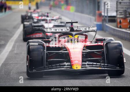 Milano, Italien. September 2023. Der monegassische Fahrer Charles Leclerc von Scuderia Ferrari tritt während der ersten Übungseinheit des Formel-1-Grand-Prix-Wochenendes im Autodromo Nazionale Monza an. Quelle: SOPA Images Limited/Alamy Live News Stockfoto