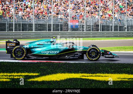 Milano, Italien. September 2023. Fernando Alonso, spanischer Fahrer des Aston Martin Aramco Cognizant F1 Teams, nimmt am ersten Übungsspiel des Formel-1-Grand-Prix-Wochenendes im Autodromo Nazionale Monza Teil. Quelle: SOPA Images Limited/Alamy Live News Stockfoto