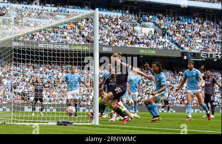 Manchester, Großbritannien. September 2023. Fulhams Tim Ream (Front) erzielt am 2. September 2023 in Manchester (Großbritannien) ein Gegentor beim Spiel der englischen Premier League zwischen Manchester City FC und Fulham FC. Quelle: Xinhua/Alamy Live News Stockfoto