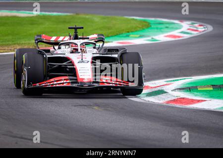 Milano, Italien. September 2023. Kevin Magnussen, der dänische Fahrer des MoneyGram Haas F1 Teams, tritt beim ersten Training des Italienischen F1 Grand Prix Weekends im Autodromo Nazionale Monza an. Quelle: SOPA Images Limited/Alamy Live News Stockfoto