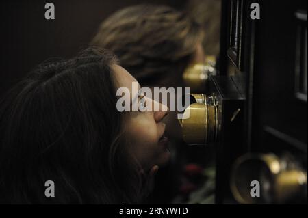 (180406) -- WARSCHAU, 6. April 2018 -- Ein Besucher sieht Fotografien in einem Kaiserpanoramathe im Fotoplastikon Museum in Warschau, Polen am 5. April 2018. Kaiserpanorama ist ein stereoskopisches Unterhaltungsmedium, das im 19. Und frühen 20. Jahrhundert verwendet wurde. (zf) POLEN-WARSCHAU-MUSEUM-KAISERPANORAMA JaapxArriens PUBLICATIONxNOTxINxCHN Stockfoto