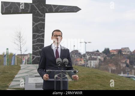 (180406) -- BUDAPEST, 6. April 2018 -- der polnische Premierminister Mateusz Morawiecki spricht bei einer Enthüllungszeremonie eines Denkmals zum Gedenken an den verstorbenen polnischen Präsidenten Lech Kaczinski und die Smolensk-Tragödie in Budapest, Ungarn, am 6. April 2018. Die polnischen Führer nahmen zusammen mit dem ungarischen Premierminister Viktor Orban an einer feierlichen Enthüllung des Denkmals zum Gedenken an den verstorbenen polnischen Präsidenten Lech Kaczinski und an die Tragödie von Smolensk Teil, bei der er starb. Im Jahr 2010 stürzte ein Militärflugzeug von Warschau mit dem verstorbenen Präsidenten und anderen polnischen Beamten in Smolensk, Russland, ab Stockfoto