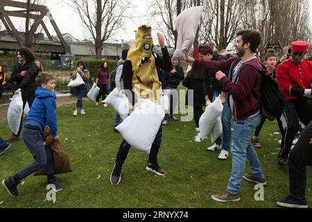 (180407) -- LONDON, 7. April 2018 -- Menschen haben Spaß an der Teilnahme am International Pillow Fight Day 2018 in London, Großbritannien am 7. April 2018. ) (psw) BRITISCH-LONDON-INTERNATIONALER KISSENKAMPFTAG RayxTang PUBLICATIONxNOTxINxCHN Stockfoto