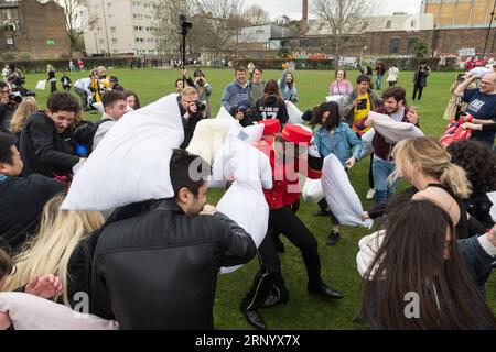 (180407) -- LONDON, 7. April 2018 -- Menschen haben Spaß an der Teilnahme am International Pillow Fight Day 2018 in London, Großbritannien am 7. April 2018. ) (psw) BRITISCH-LONDON-INTERNATIONALER KISSENKAMPFTAG RayxTang PUBLICATIONxNOTxINxCHN Stockfoto