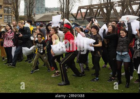 (180407) -- LONDON, 7. April 2018 -- Menschen haben Spaß an der Teilnahme am International Pillow Fight Day 2018 in London, Großbritannien am 7. April 2018. ) (psw) BRITISCH-LONDON-INTERNATIONALER KISSENKAMPFTAG RayxTang PUBLICATIONxNOTxINxCHN Stockfoto