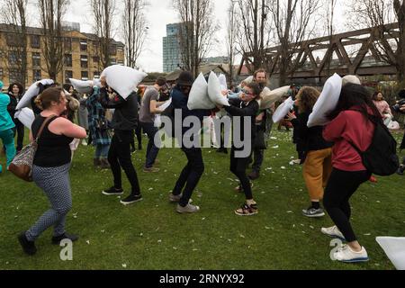 (180407) -- LONDON, 7. April 2018 -- Menschen haben Spaß an der Teilnahme am International Pillow Fight Day 2018 in London, Großbritannien am 7. April 2018. ) (psw) BRITISCH-LONDON-INTERNATIONALER KISSENKAMPFTAG RayxTang PUBLICATIONxNOTxINxCHN Stockfoto