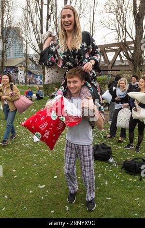 (180407) -- LONDON, 7. April 2018 -- Menschen haben Spaß an der Teilnahme am International Pillow Fight Day 2018 in London, Großbritannien am 7. April 2018. ) (psw) BRITISCH-LONDON-INTERNATIONALER KISSENKAMPFTAG RayxTang PUBLICATIONxNOTxINxCHN Stockfoto