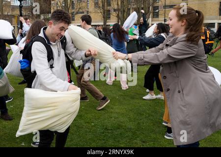 (180407) -- LONDON, 7. April 2018 -- Menschen haben Spaß an der Teilnahme am International Pillow Fight Day 2018 in London, Großbritannien am 7. April 2018. ) (psw) BRITISCH-LONDON-INTERNATIONALER KISSENKAMPFTAG RayxTang PUBLICATIONxNOTxINxCHN Stockfoto