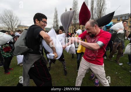 (180407) -- LONDON, 7. April 2018 -- Menschen haben Spaß an der Teilnahme am International Pillow Fight Day 2018 in London, Großbritannien am 7. April 2018. ) (psw) BRITISCH-LONDON-INTERNATIONALER KISSENKAMPFTAG RayxTang PUBLICATIONxNOTxINxCHN Stockfoto