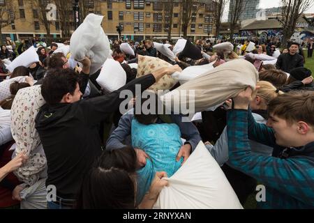 (180407) -- LONDON, 7. April 2018 -- Menschen haben Spaß an der Teilnahme am International Pillow Fight Day 2018 in London, Großbritannien am 7. April 2018. ) (psw) BRITISCH-LONDON-INTERNATIONALER KISSENKAMPFTAG RayxTang PUBLICATIONxNOTxINxCHN Stockfoto