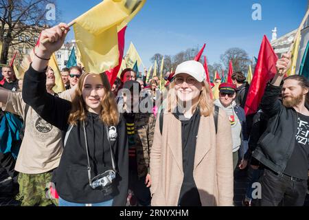 (180408) -- VILNIUS, 8. April 2018 -- Universitätsstudenten nehmen an der Parade des 50. Physikertages in Vilnius, Litauen, am 7. April 2018 Teil. )(gj) LITAUEN-VILNIUS-TAG DER PHYSIKER AlfredasxPliadis PUBLICATIONxNOTxINxCHN Stockfoto