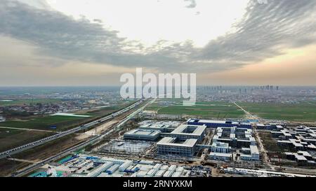 (180408) -- PEKING, 8. April 2018 -- dieses Luftbild, das am 29. März 2018 aufgenommen wurde, zeigt die Baustelle des Xiongan-Zentrums für öffentliche Dienstleistungen in Xiongan New Area, nordchinesische Provinz Hebei. Xiongan New Area, gegründet am 1. April 2017, ist eine neue Wirtschaftszone etwa 100 Kilometer südwestlich von Peking. Es ist das dritte neue Gebiet von nationaler Bedeutung nach der Shenzhen Special Economic Zone und dem Shanghai Pudong New Area. China will es als eine kohlenstoffarme, intelligente, lebenswerte und global einflussreiche Stadt errichten, in der Menschen und Natur in Harmonie leben. ) XINHUA FOTO WÖCHENTLICHE AUSWAHL (CN) Stockfoto