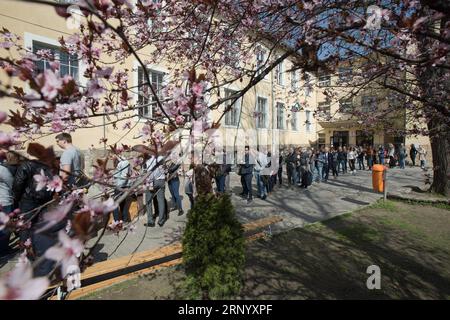 (180408) -- BUDAPEST, 8. April 2018 -- vor einer Wahlstation warten Menschen auf ihre Stimme in Budapest, Ungarn am 8. April 2018. Ungarn startete am Sonntag allgemeine Wahlen, um ein parlament mit 199 Sitzen zu wählen, was den derzeitigen Premierminister Viktor Orban in einer dritten Amtszeit in Folge zum Erfolg führen könnte. ) (zf) UNGARN-BUDAPEST-PARLAMENTSWAHLEN AttilaxVolgyi PUBLICATIONxNOTxINxCHN Stockfoto