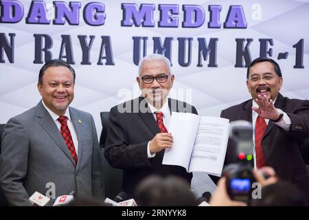 (180410) -- KUALA LUMPUR, 10. April 2018 -- Mohd Hashim bin Abdullah (C), Vorsitzender der malaysischen Wahlkommission, nimmt an einer Pressekonferenz in Putrajaya am 10. April 2018 Teil. Malaysia werde am 9. Mai allgemeine Wahlen abhalten, sagte die Wahlkommission am Dienstag, Tage nachdem Premierminister Najib Razak die Auflösung des parlaments angekündigt hatte. (Ybg) MALAYSIA-KUALA LUMPUR-GENERAL ELECTIONS-SCHEDULE ZhuxWei PUBLICATIONxNOTxINxCHN Stockfoto